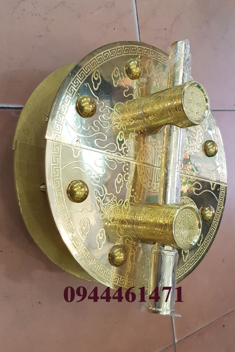 trống đồng cổng gỗ